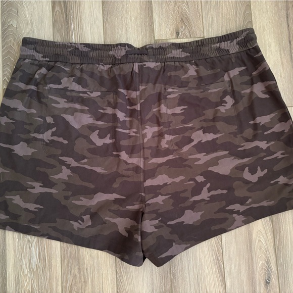 Athleta Camo Farallon Shorts Size Women’s 26 NWT - Picture 10 of 13